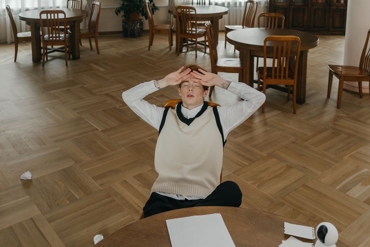 college student stressing out due to losing their financial aid from unsatisfactory academic progress