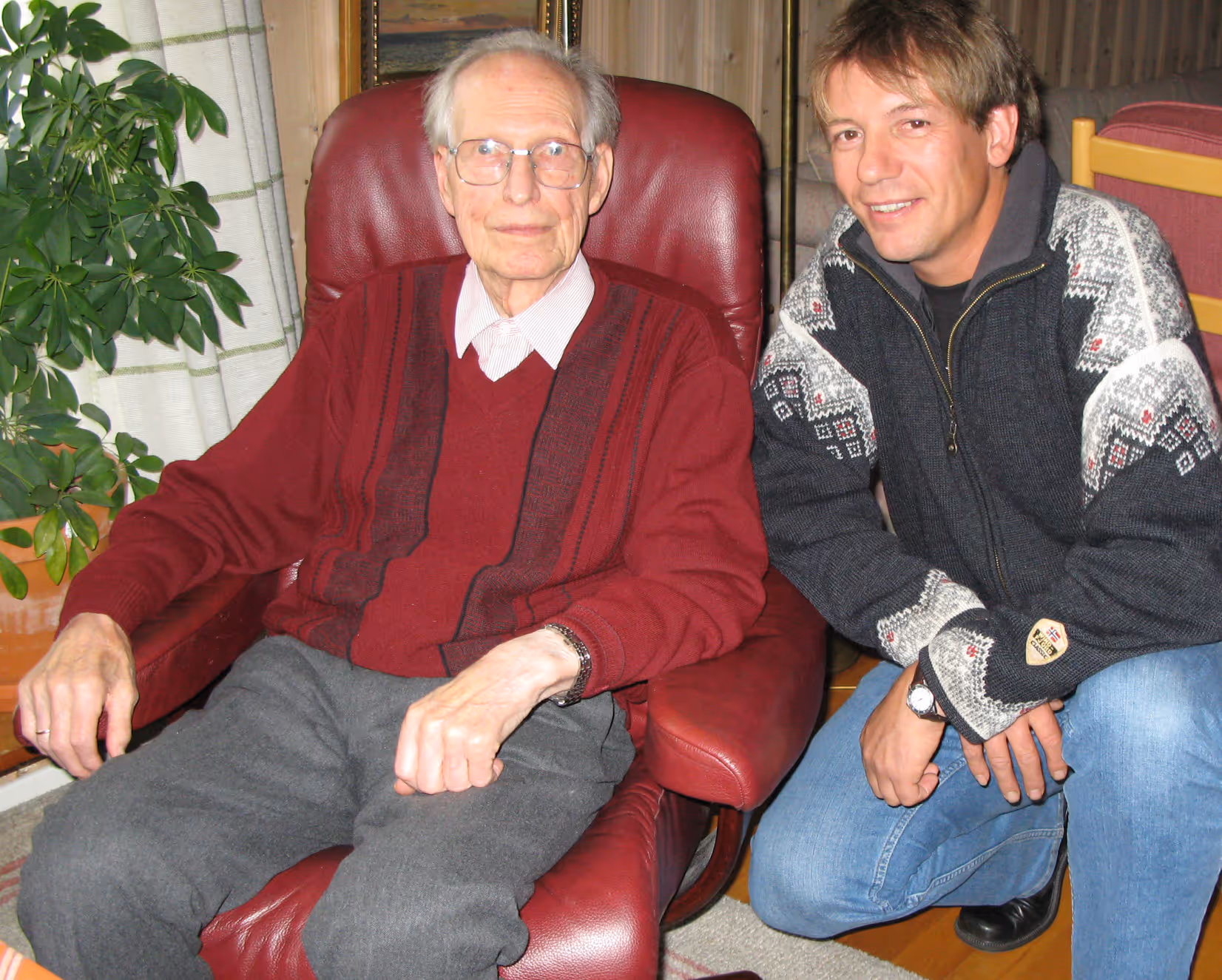 Knut Haugland og forfattaren Svein Sæter medan dei arbeidde med boka «Operatøren». Haugland døydde i 2009, 92 år gammal. Foto: privat