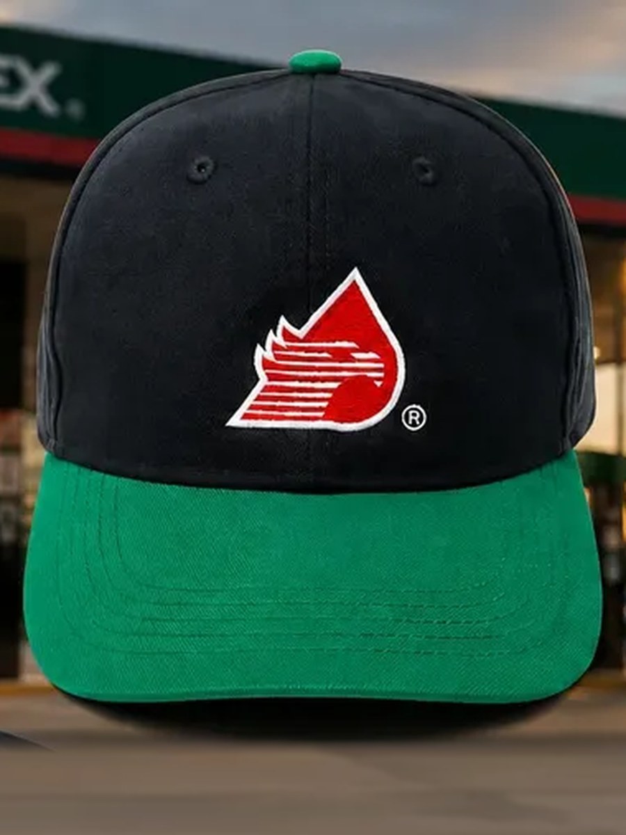 Gorra PEMEX Nueva Imagen negra con visera verde: águila PEMEX bordada al frente, logotipo en el costado y bandera de México atrás