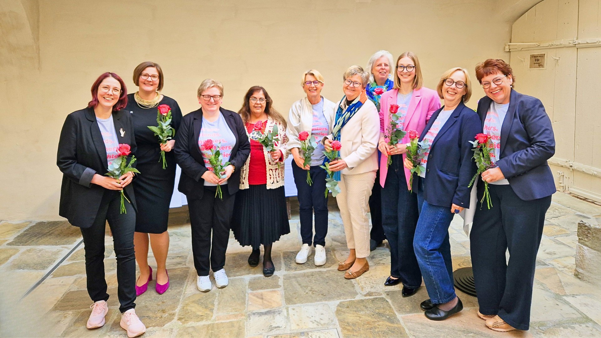 Foto aller Mitarbeiter der Kulturinitiative Gmünd. Im Vordergrund Vereinsobfrau Heidemarie Penker und Geschäftsführerin Erika Schuster. [Bild-Copyright: Richard Krämmer]