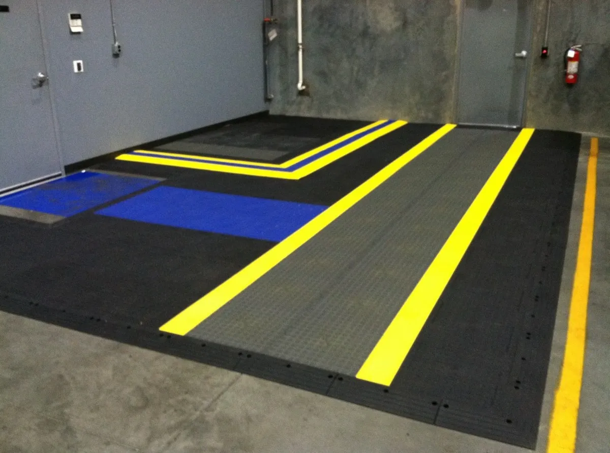 Verlegtes ErgoDeck-Mattensystem mit markiertem Gehweg