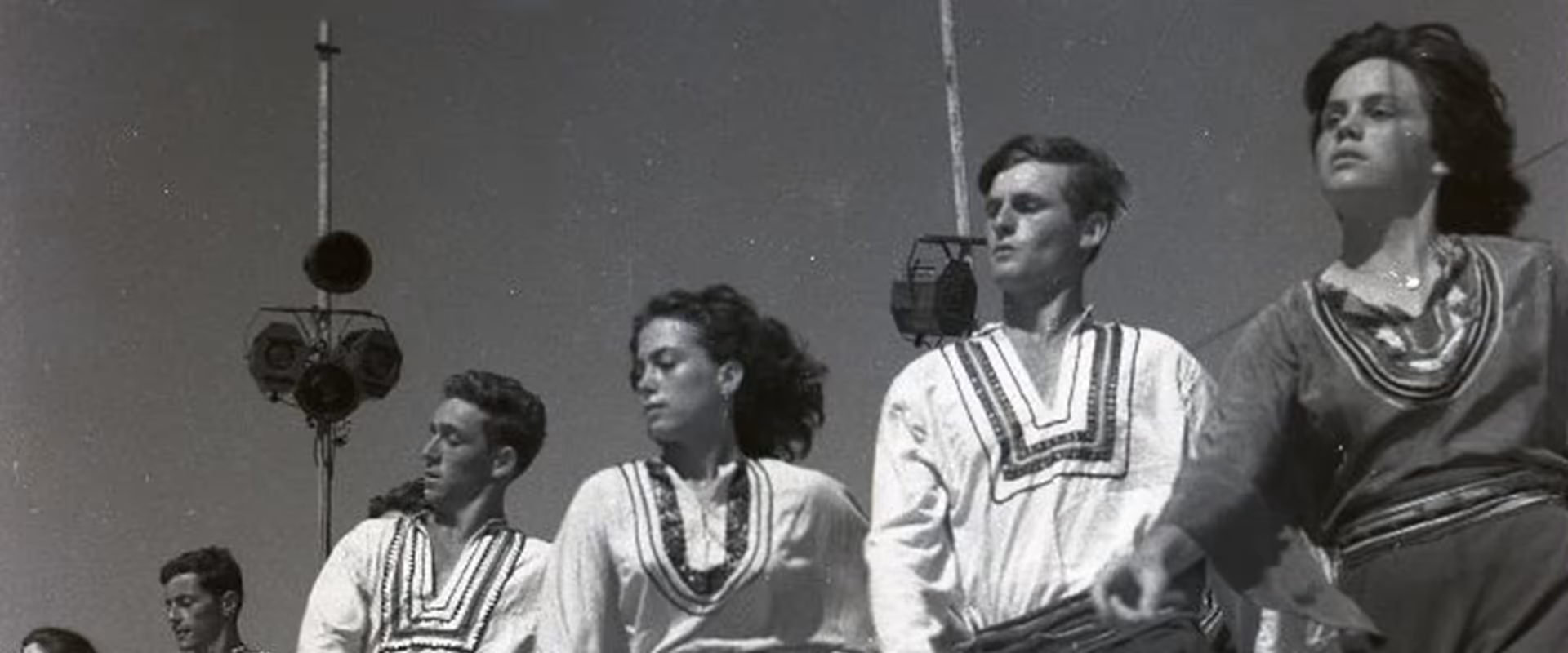 ריקודי עַם ע‍ִם המרקידה מימי קוגן