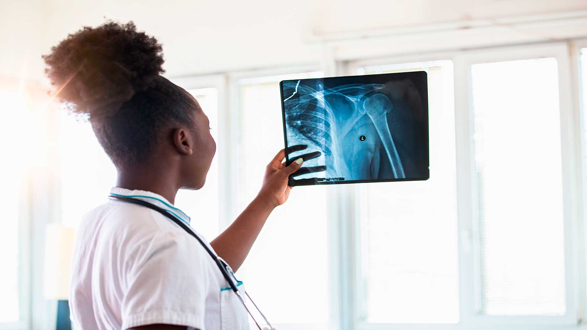 Características residente em ortopedia e trauamtologia: na ortopedia, os profissionais não possuem um perfil pré determinado de pacientes, atendendo todos os tipos de público. Foto/Reprodução: Adobe Stock