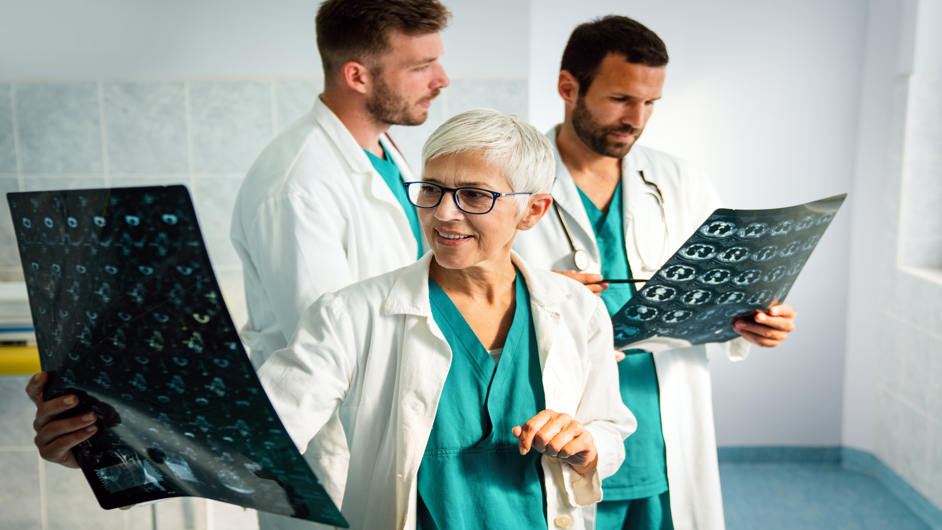 Faz parte da residência médica em Oncologia avaliar exames para definir diagnósticos e indicar tratamentos. Foto: Reprodução/Envato