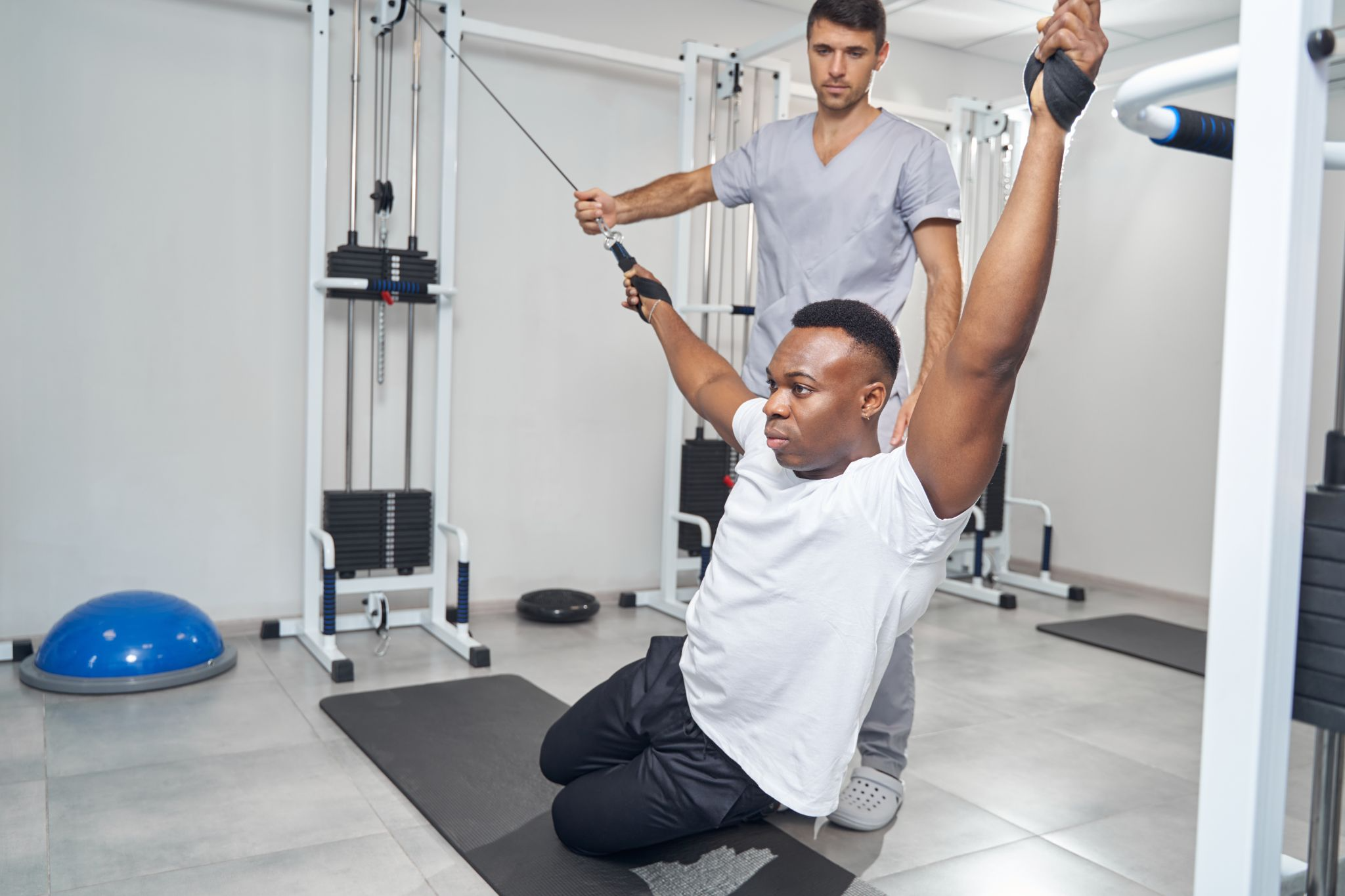 O médico especialista em Fisiatria se dedica na reabilitação de pacientes com lesões que afetam os movimentos do corpo. Foto Reprodução/Envato