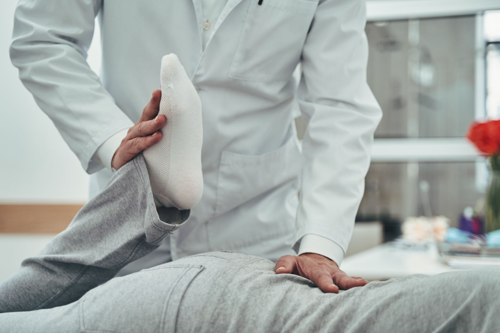 Ao término da residência, o profissional estará apto a indicar tratamentos e com domínio dos princípios terapêuticos para dores agudas e crônicas. Foto Reprodução/Envato