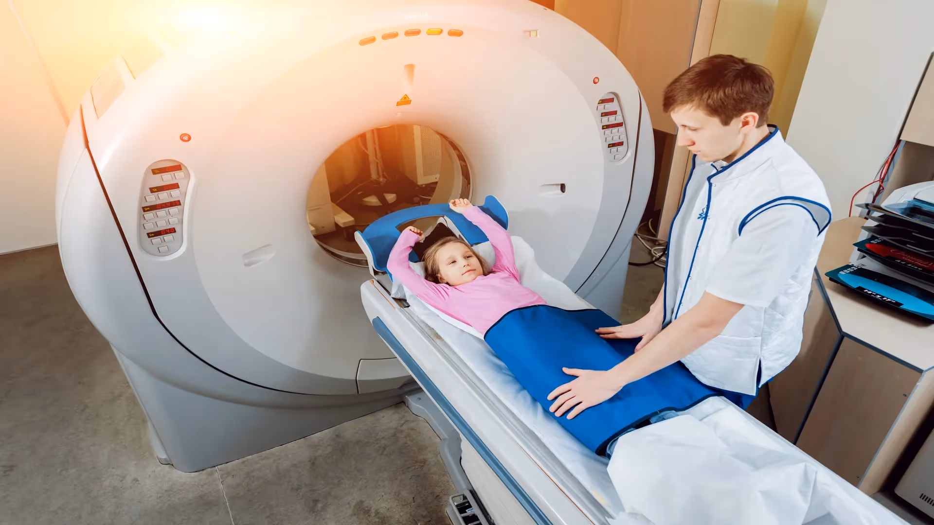Os Médicos nucleares passam boa parte de seu tempo na realização e análise de exames. Foto: Reprodução/Adobe Stock