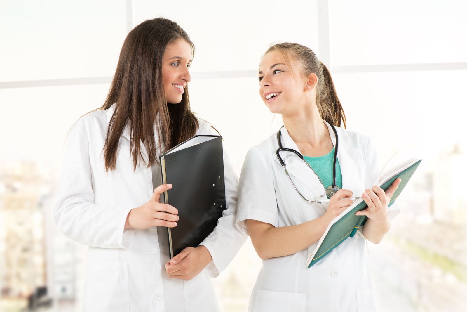 É essencial verificar os requisitos estabelecidos pela instituição ou programa de residência médica. Foto: Reprodução/Envato