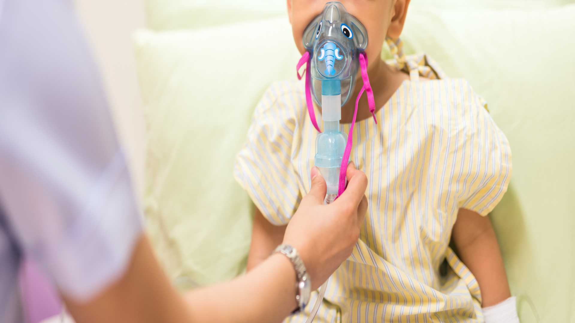 Pneumonia infantil: causas, sintomas e como tratar