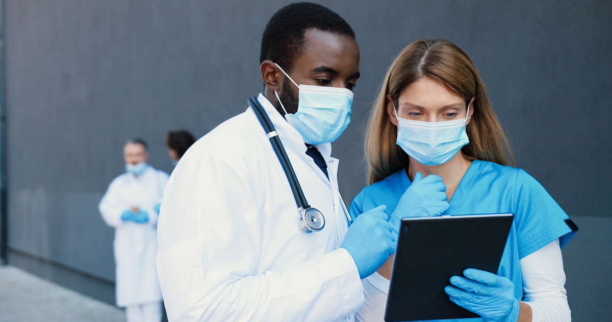A interconsulta é uma prática comum na Infectologia. Foto: Reprodução/Shutterstock
