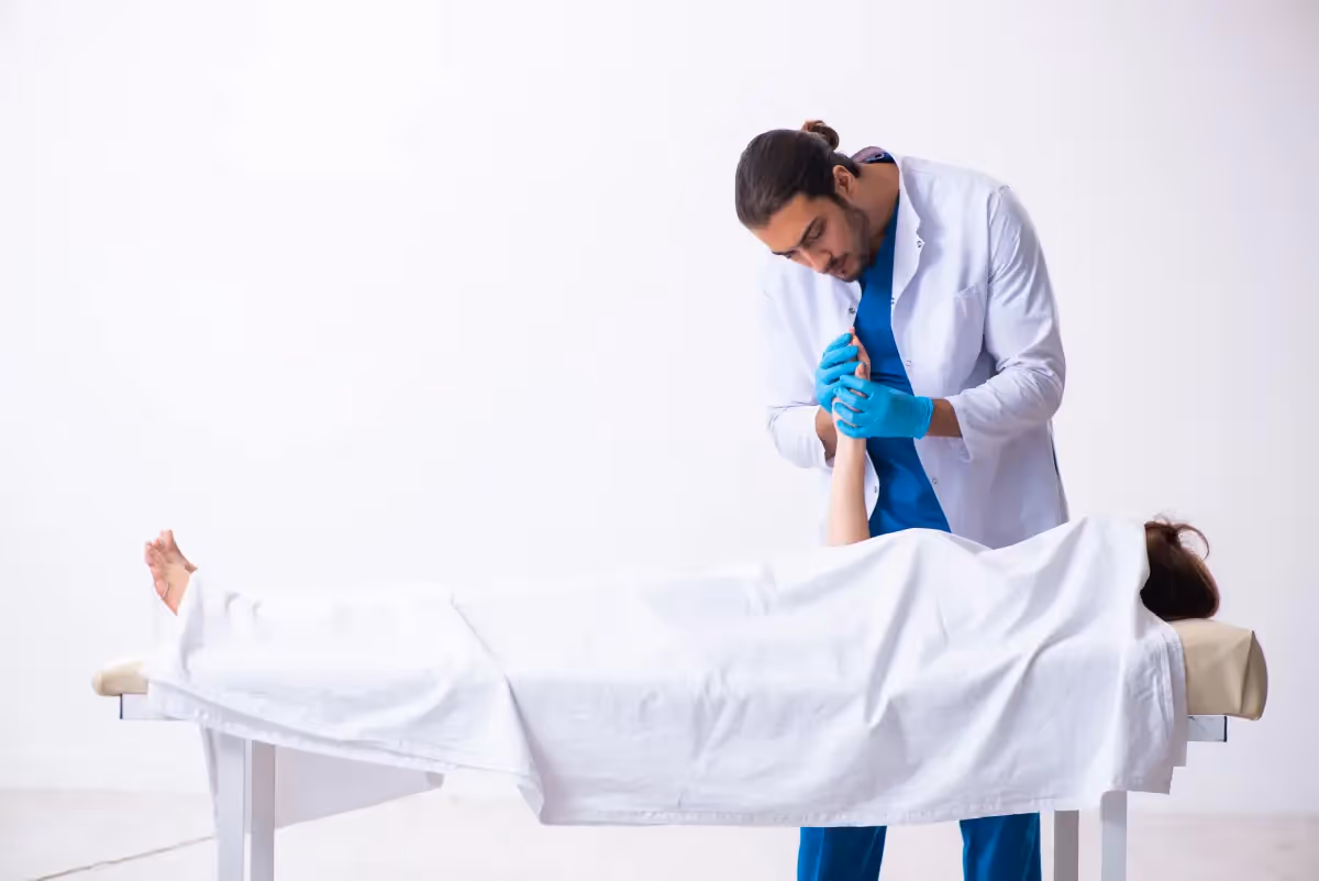 O médico perito é responsável por emitir laudos e pericías médicas. Foto: Reprodução/Shutterstock