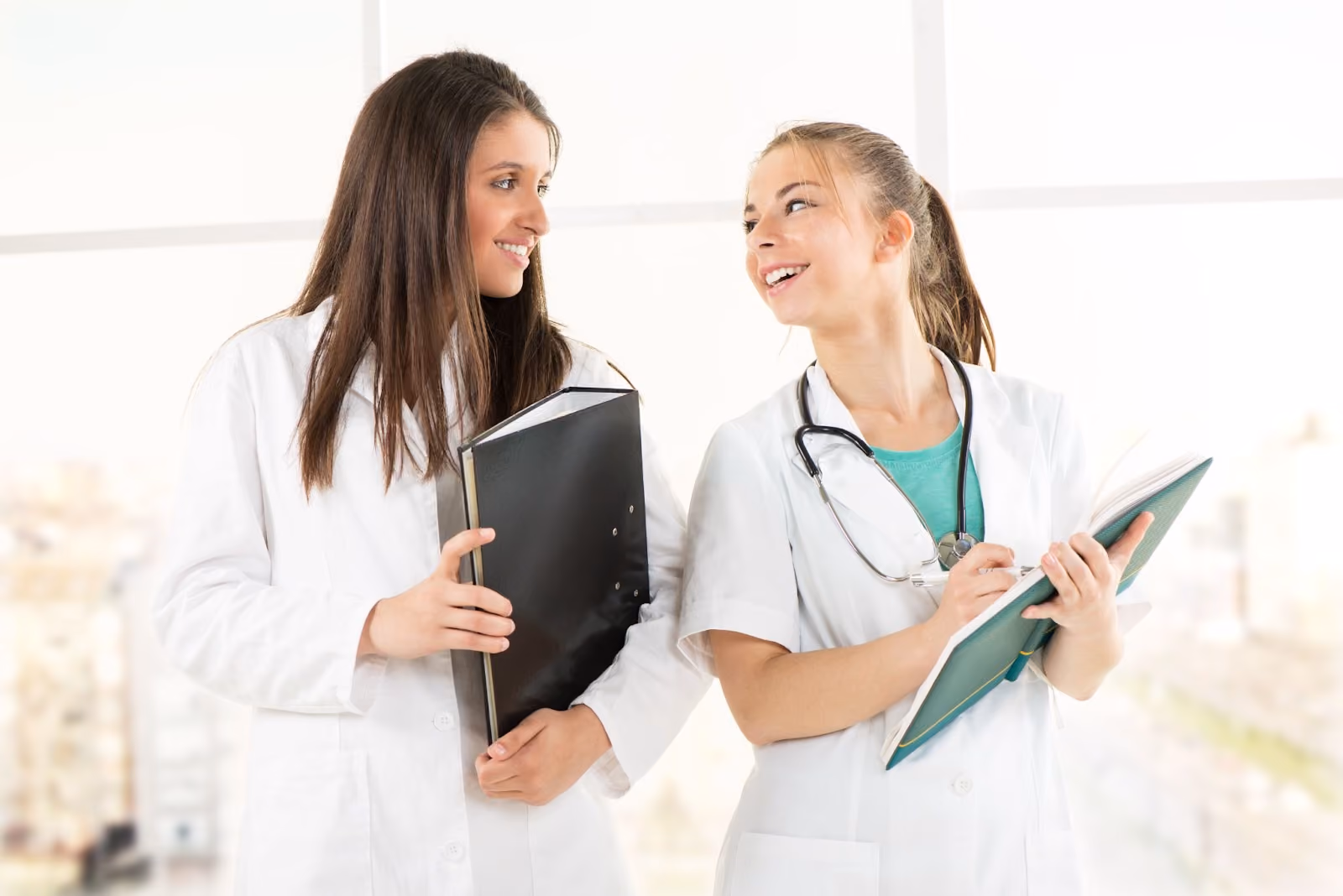 É essencial verificar os requisitos estabelecidos pela instituição ou programa de residência médica. Foto: Reprodução/Envato