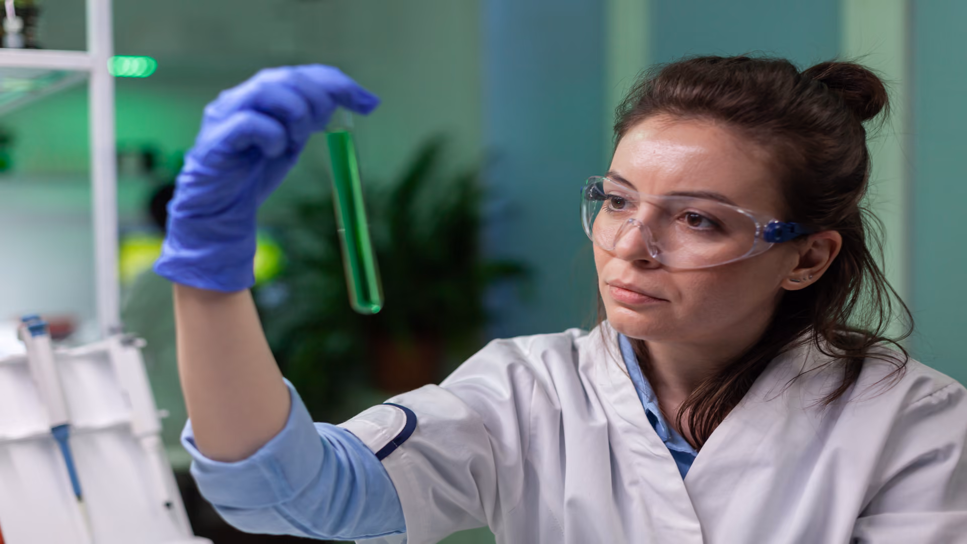 Durante a residência em Genética Médica, o residente terá contato com diferentes aspectos da Genética Médica, como o diagnóstico de doenças genéticas, aconselhamento genéticos, interpretação de exames genéticos, entre outros. Foto: Reprodução/Envato