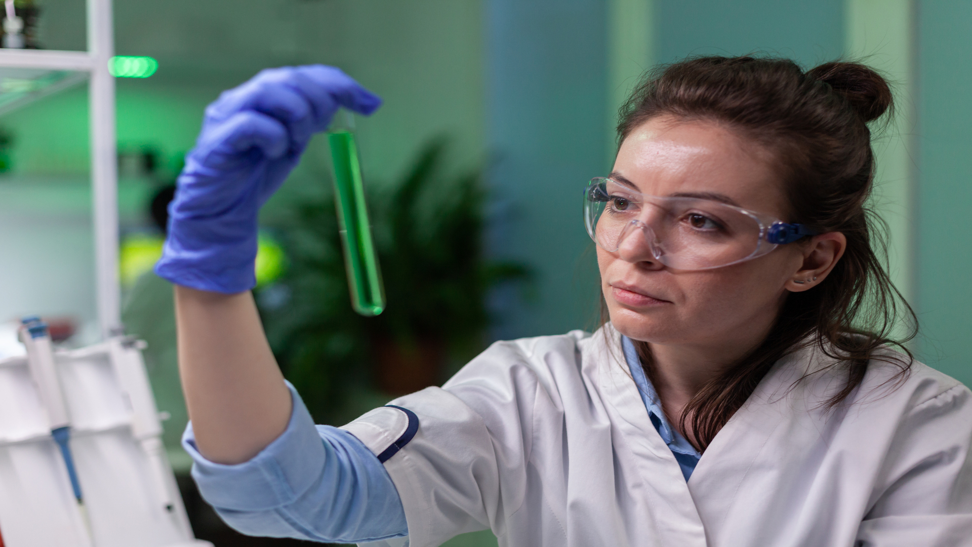 Durante a residência em Genética Médica, o residente terá contato com diferentes aspectos da Genética Médica, como o diagnóstico de doenças genéticas, aconselhamento genéticos, interpretação de exames genéticos, entre outros. Foto: Reprodução/Envato