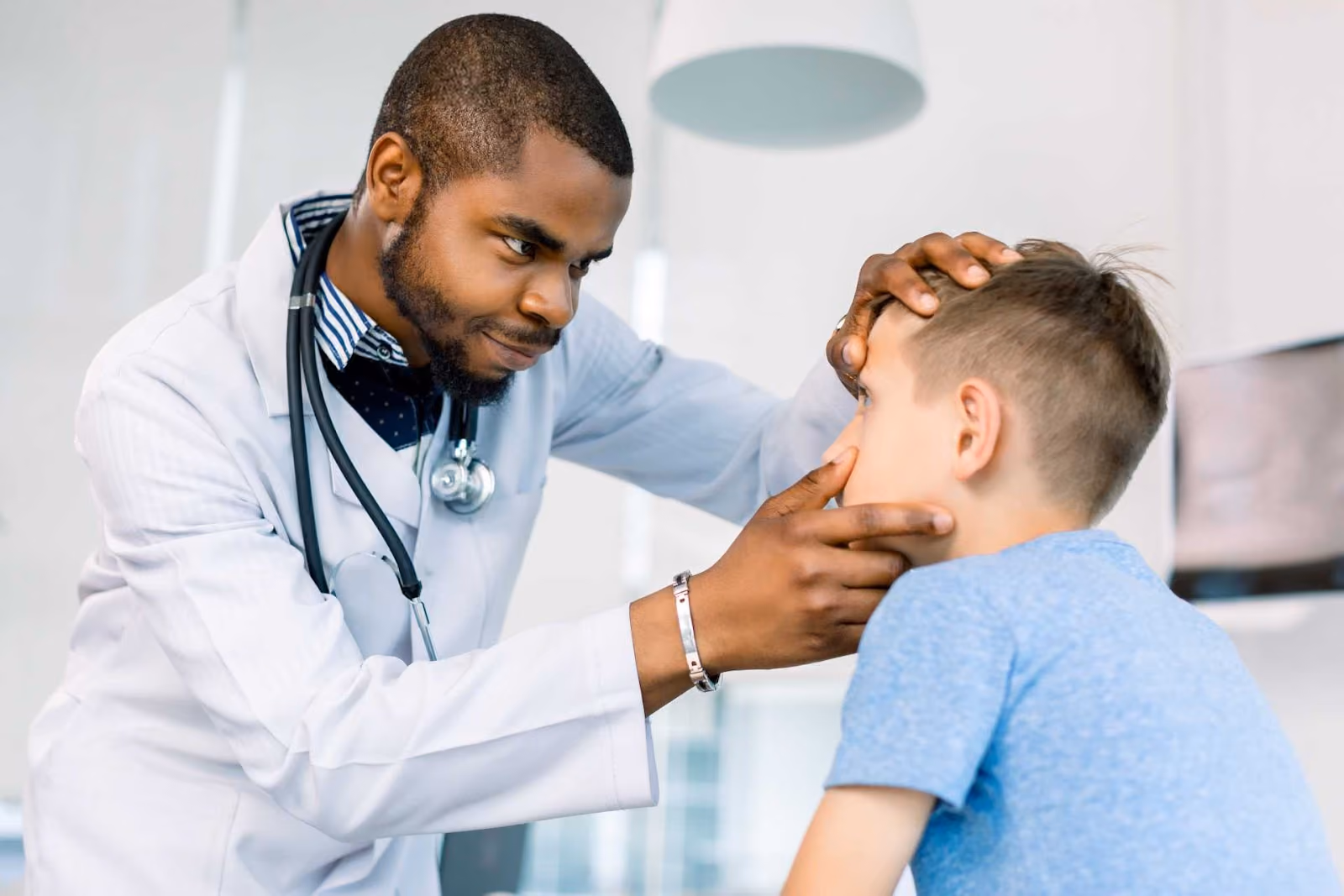 Os três anos de residência médica em Pediatria na UPE, de maneira geral, respeitam a carga horária de 60 horas semanais. Foto: Reprodução/AdobeStock