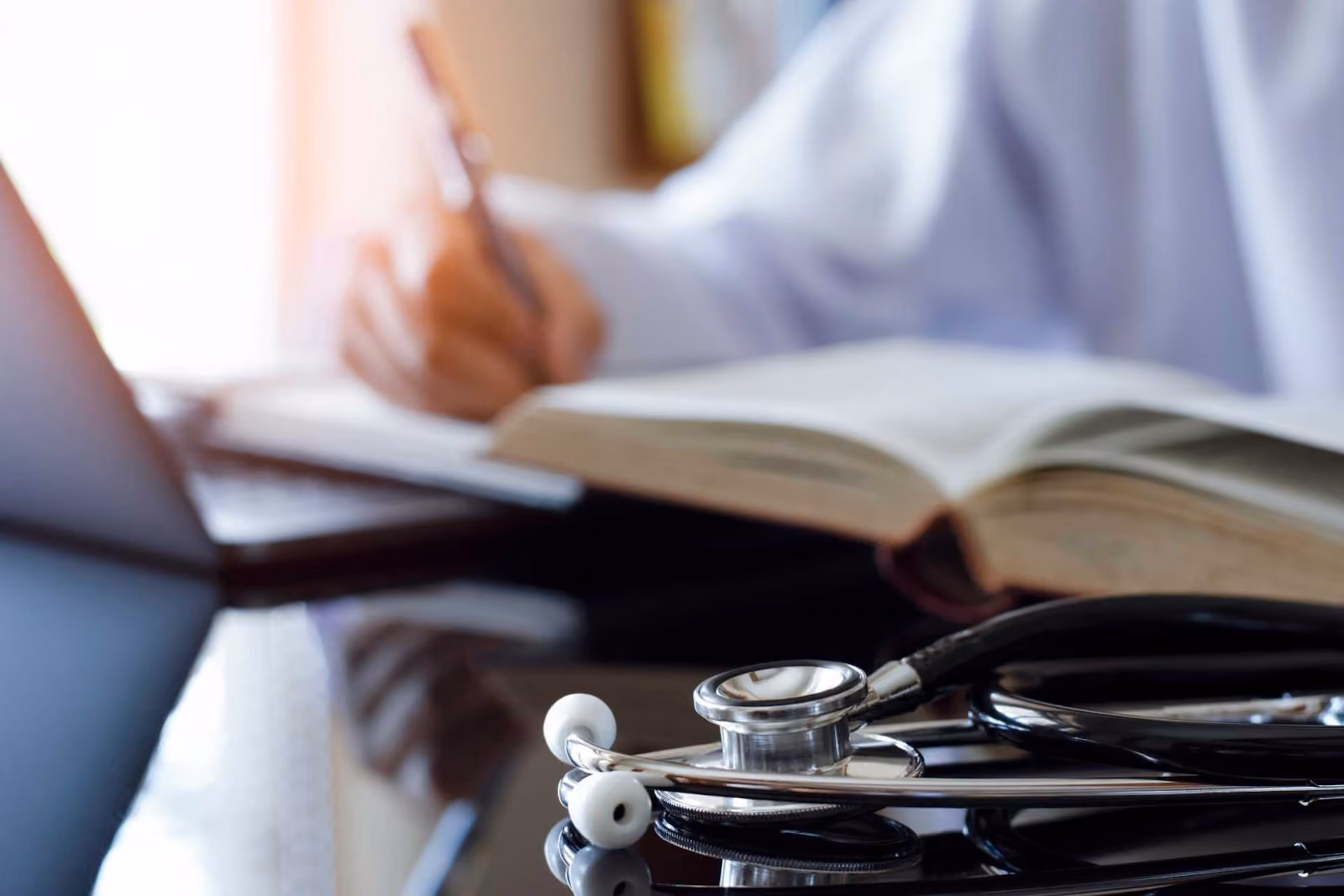 Fazer um curso preparatório para residência médica faz toda a diferença na sua aprovação. Foto: Reprodução/AdobeStock