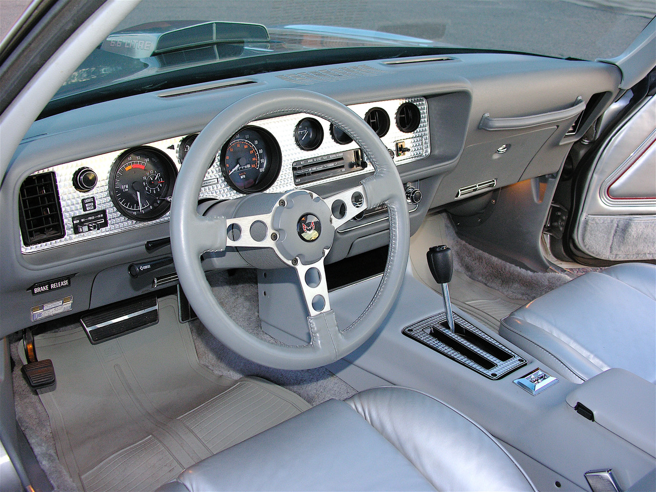 the “Formula” three-spoke steering wheel