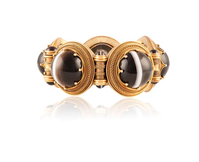 A MID-VICTORIAN BANDED AGATE AND GOLD BRACELET, CIRCA 1870