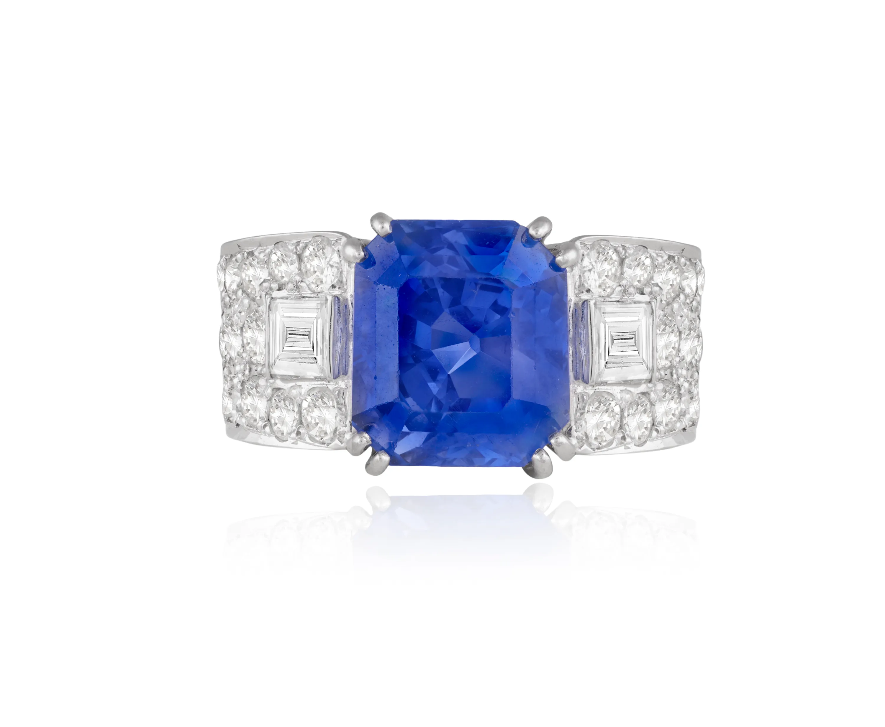 AN ART DECO SAPPHIRE AND DIAMOND DRESS RING
