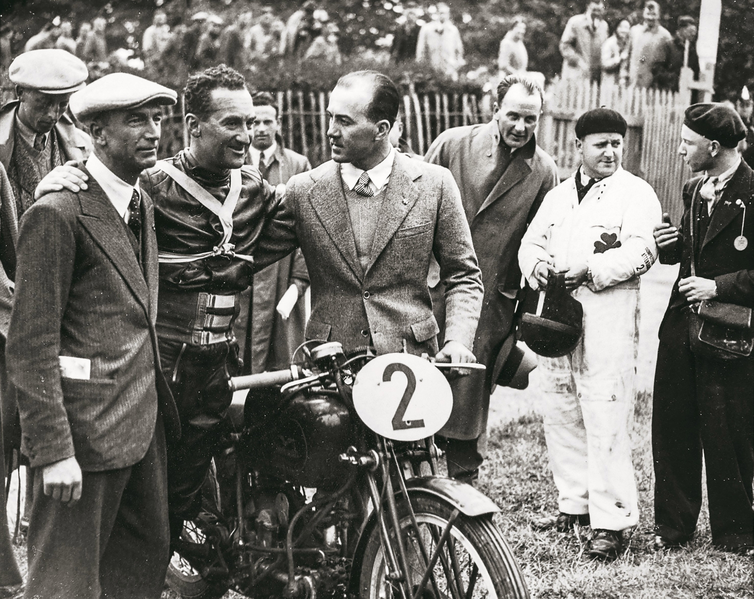 Moto Guzzi festeggia 100 anni, scopri il libro dell’anniversario Tuttoitalia