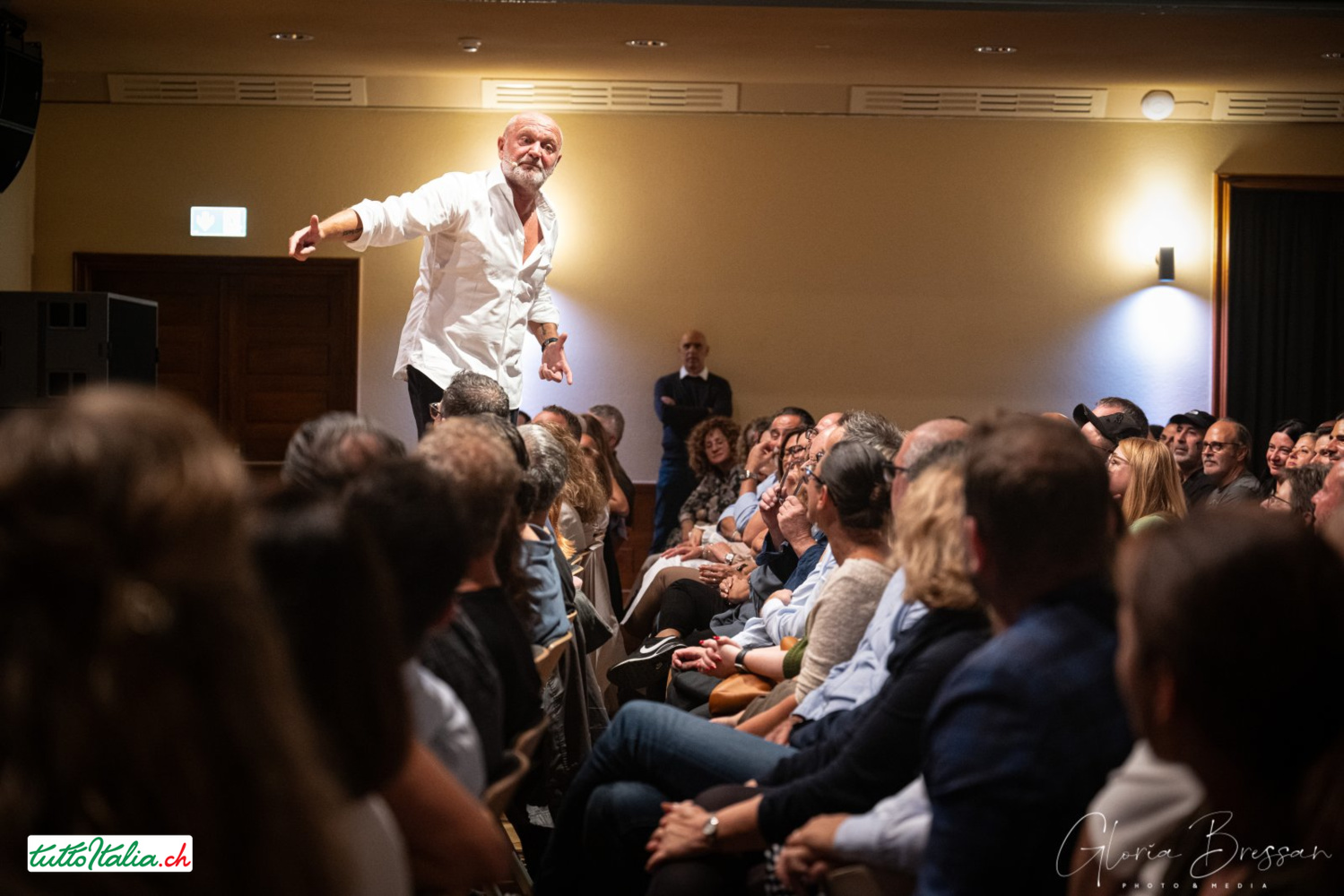 Andrea Pucci wins over Zurich with “30 anni… e non sentirli”, see the photos