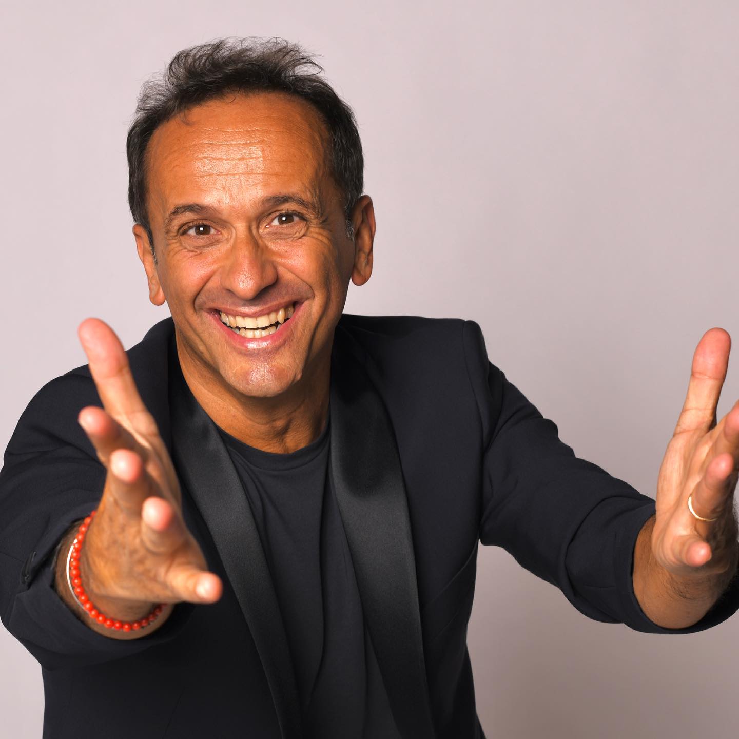 Uccio De Santis brings his comedy to Switzerland, in Bern and Basel