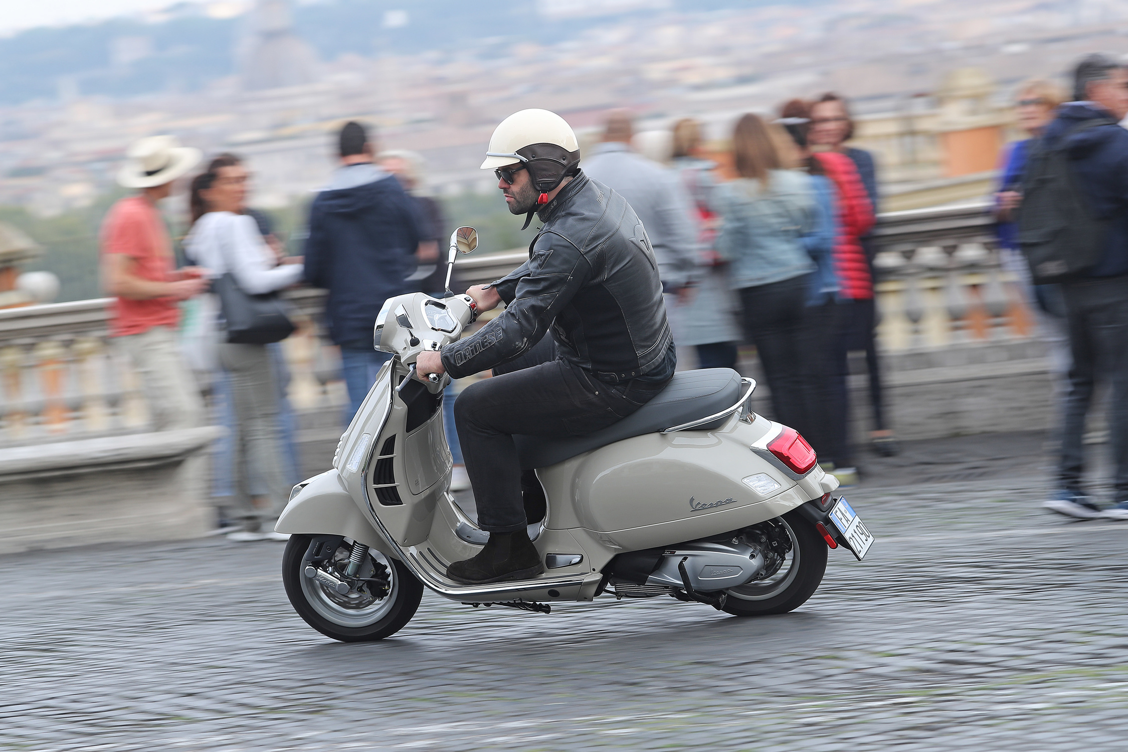 Vespa GTS test-drive a Roma con Tuttoitalia