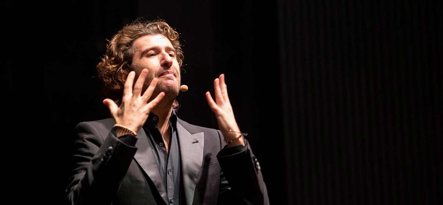 Photos of Alessandro Siani’s show for the first time in Zurich on 22 December 2017 at the Volkshaus