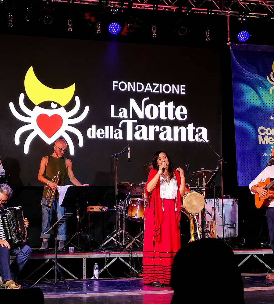 La Notte della Taranta 2026: venti piazze sulle «vie del Mediterraneo», verso il Concertone di Ermal Meta