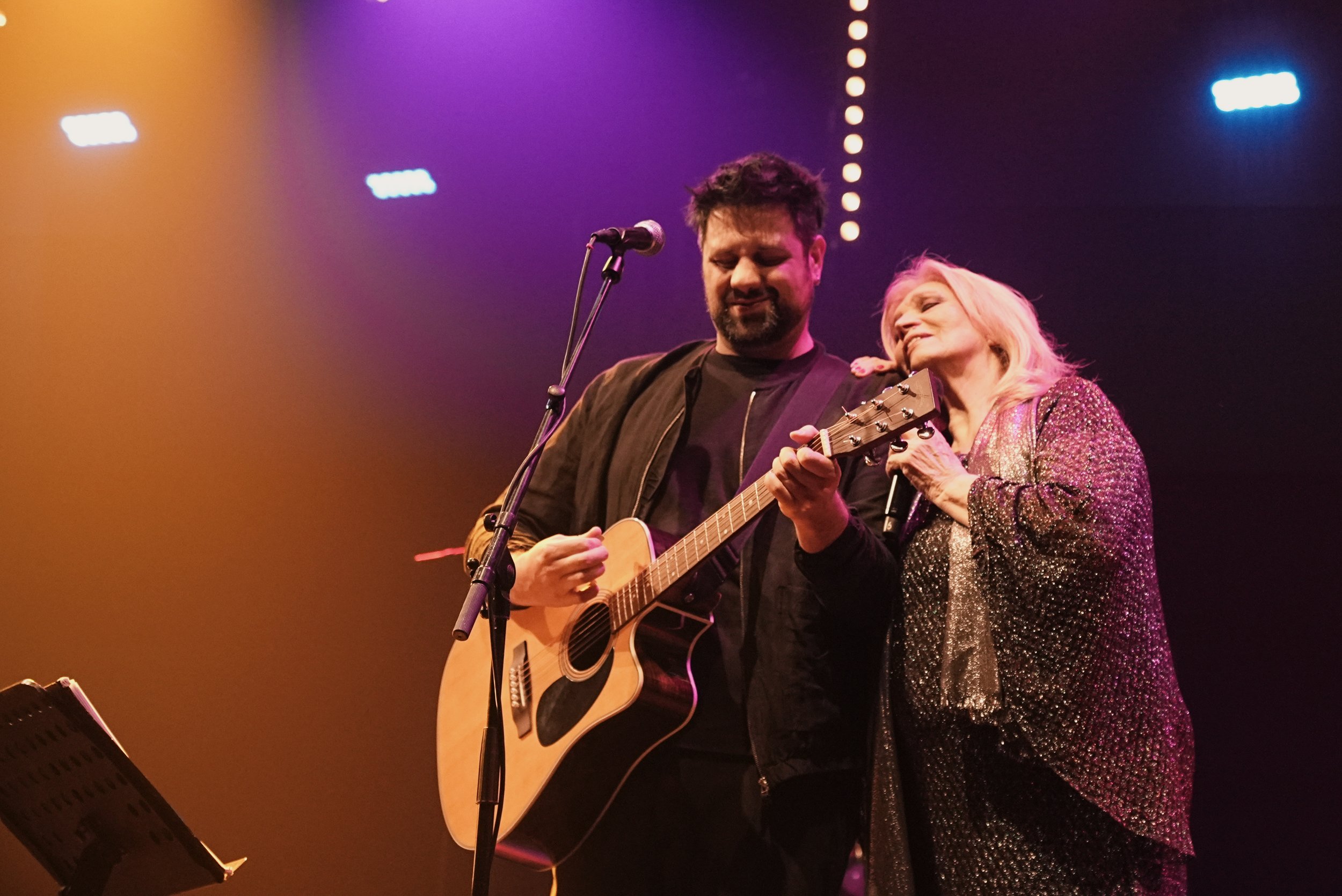 Iva Zanicchi conquista Biel: le Christmas Sessions si chiudono con un Meet & Greet indimenticabile