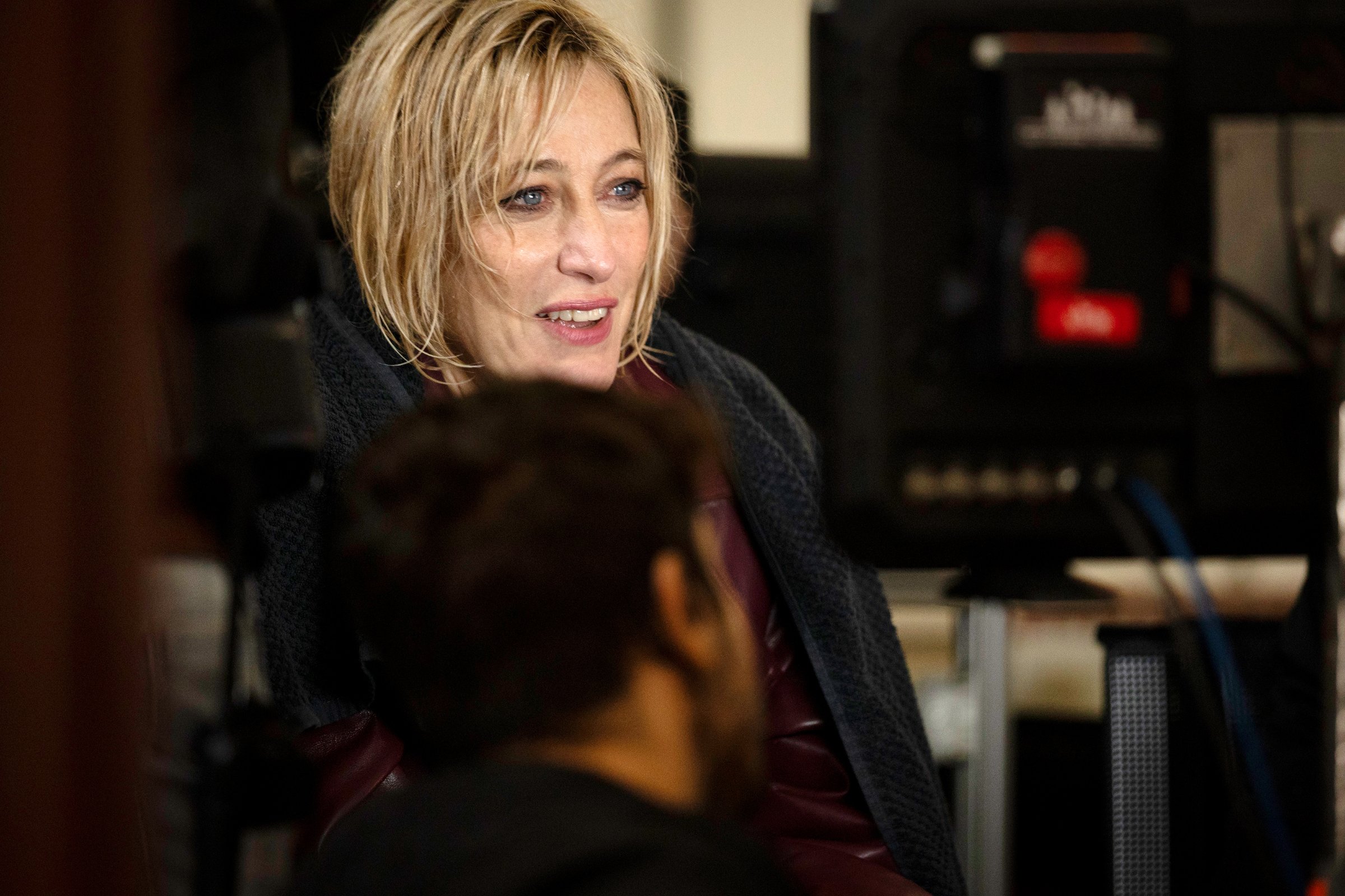 Valeria Bruni Tedeschi in primo piano durante una conversazione nel dramma di Virzì