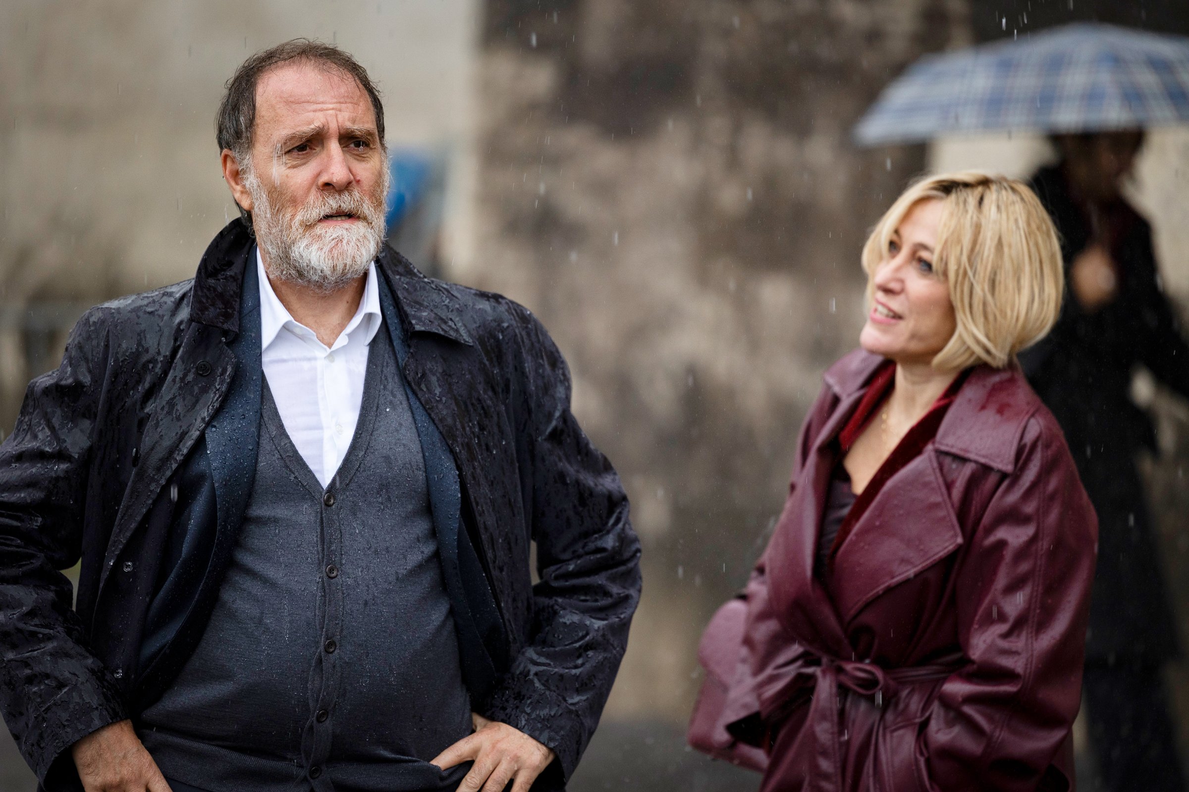 Valerio Mastandrea e Valeria Bruni Tedeschi in una scena sotto la pioggia di Cinque secondi