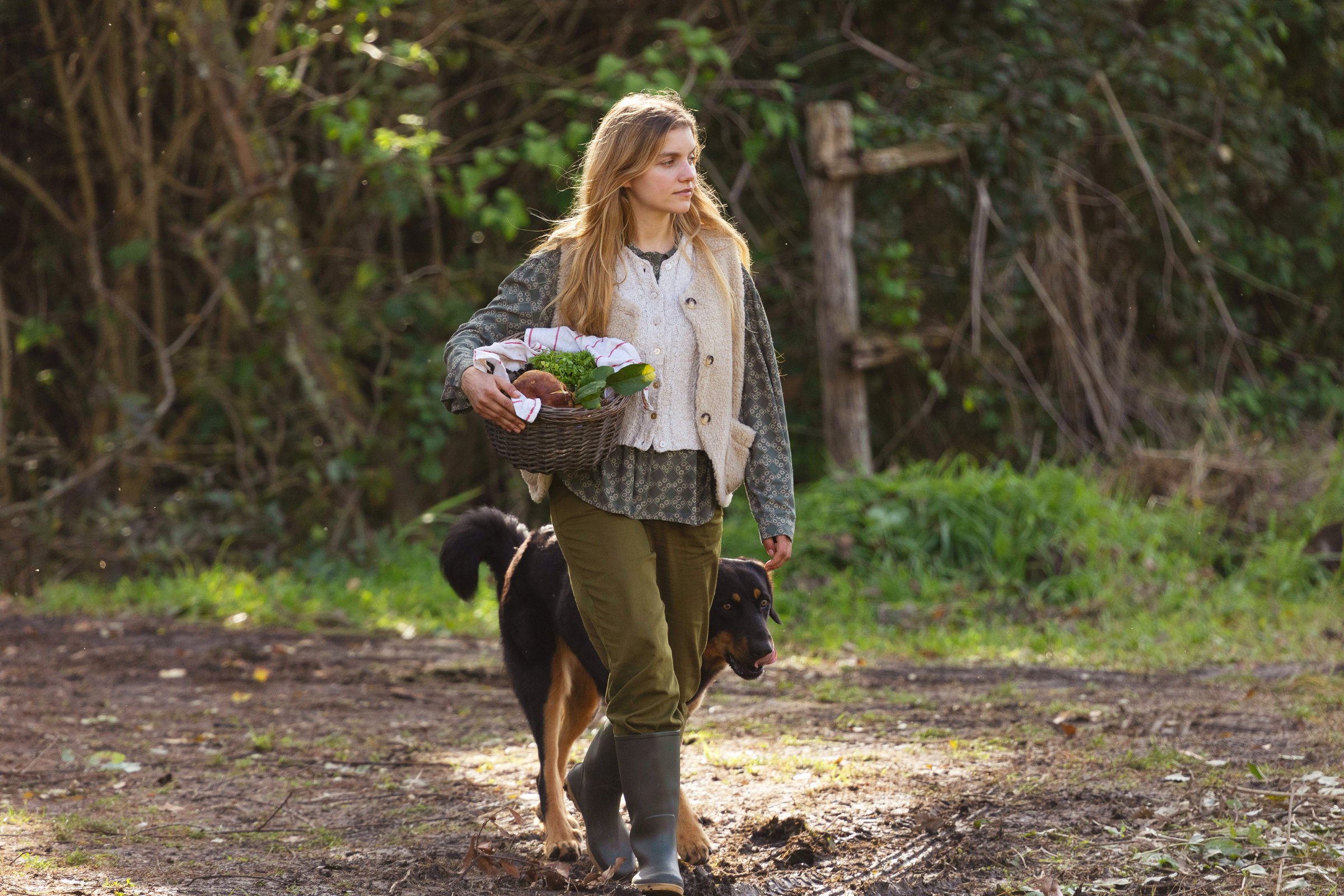 Giovane donna con cane e cesto di verdure in una scena del film di Paolo Virzì