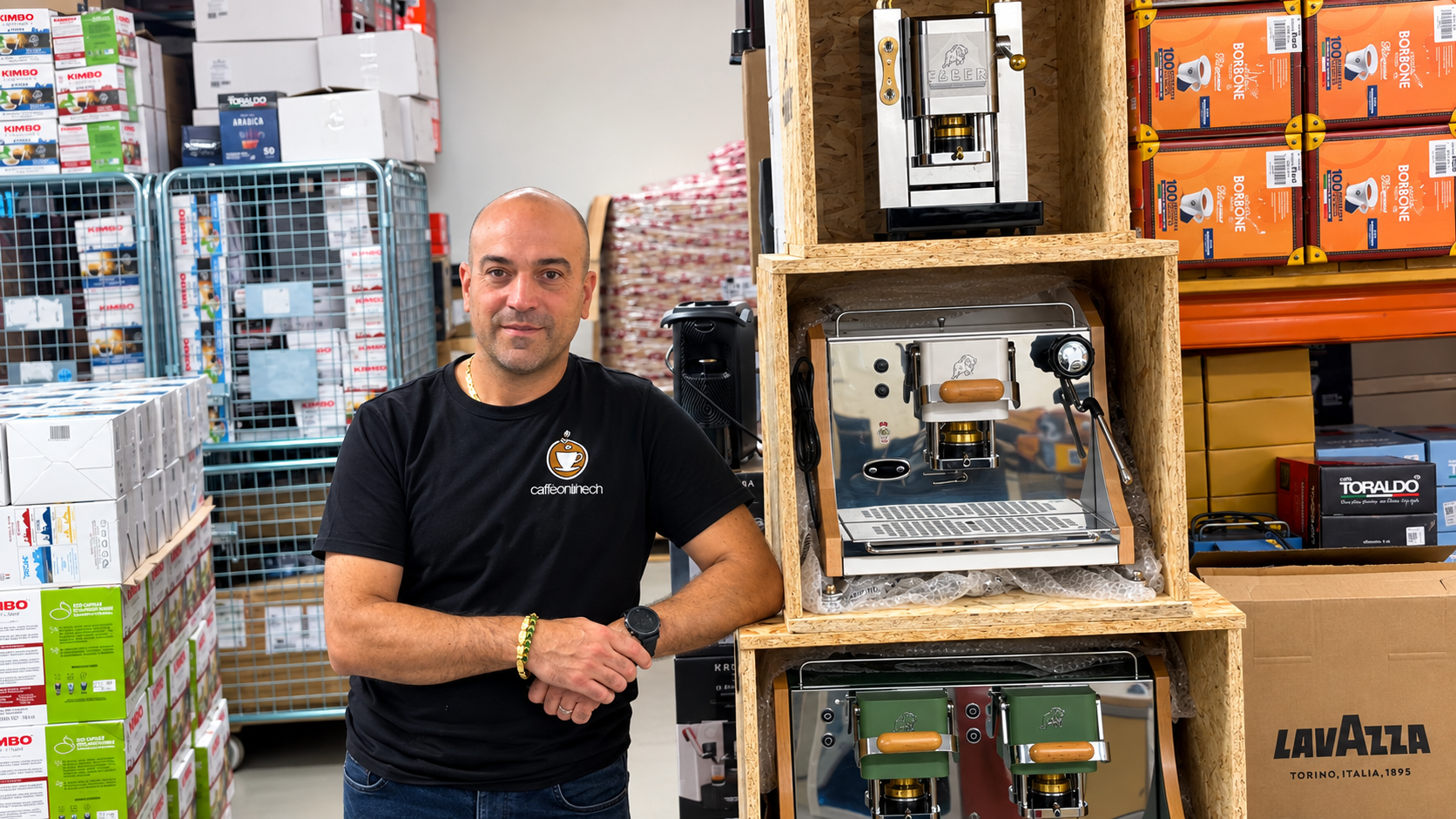 Ritratto di Marco Stasolla, fondatore di Caffeonline, nello showroom di Dietikon in Svizzera
