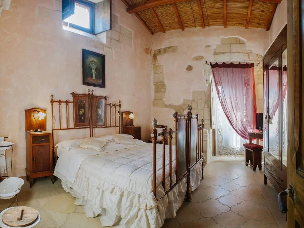 Demeure historique avec plafond à poutres et murs en pierre apparente à Borgoterra, prix du concours