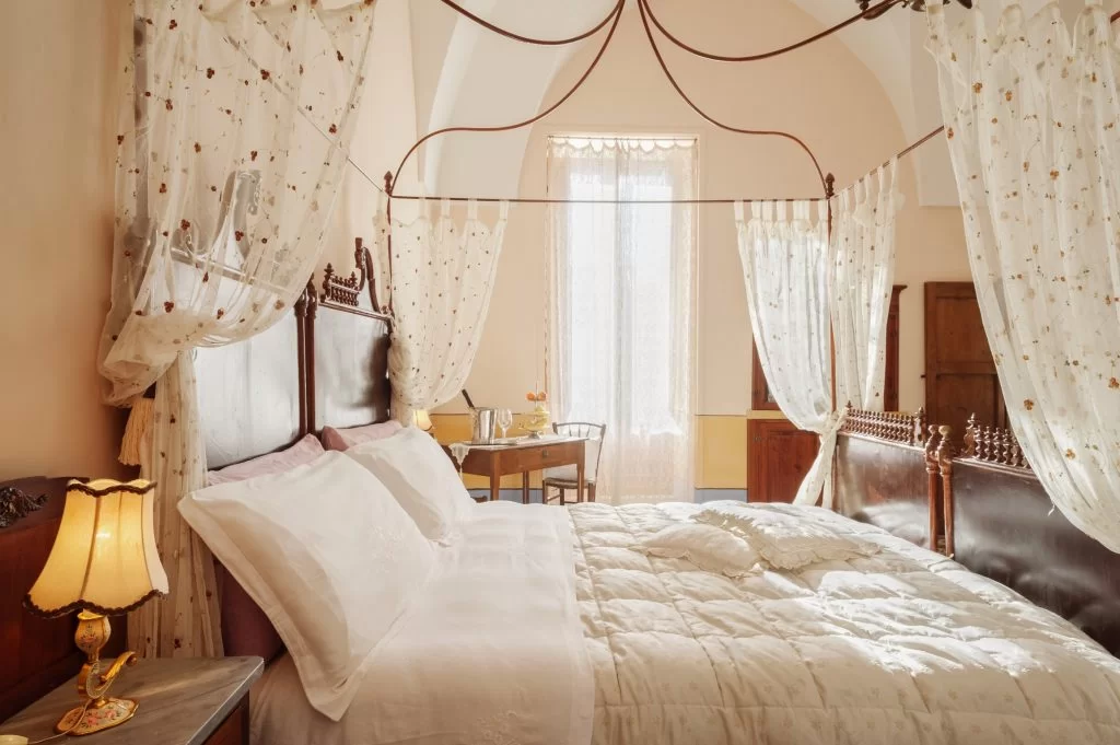 Chambre à baldaquin chez Borgoterra, hôtel diffus dans le centre historique de Martano dans le Salento