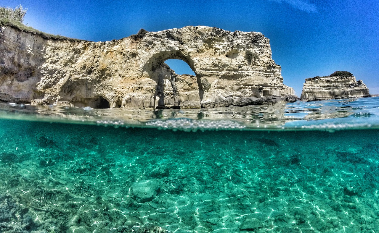Acque cristalline e scogliere della costa del Salento