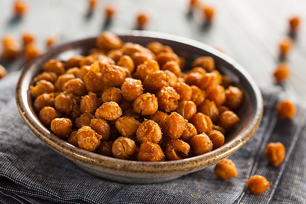 A bowl of crispy roasted chickpeas