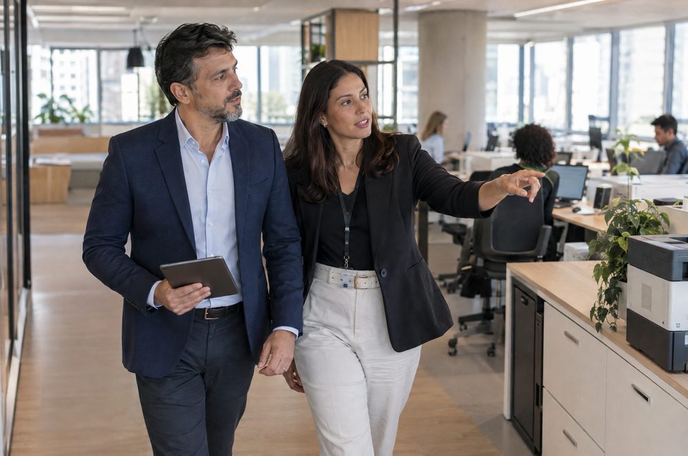 Consultor percorre os setores da empresa com a gestora