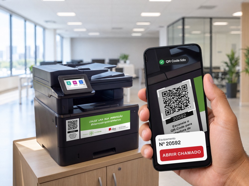 Celular lendo o QR Code da etiqueta da Doc na multifuncional para abrir um chamado
