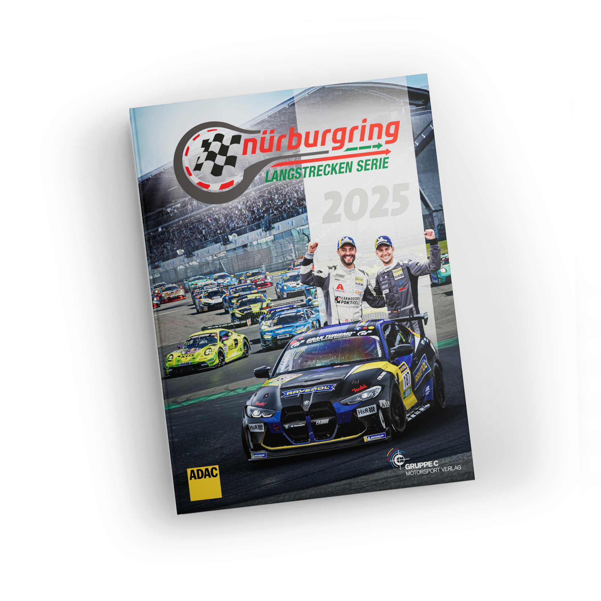 Titelbild des Nürburgring Langstrecken Serie 2025 mit zwei jubelnden Rennfahrern vor einem Rennwagen und einer Startaufstellung auf der Rennstrecke.