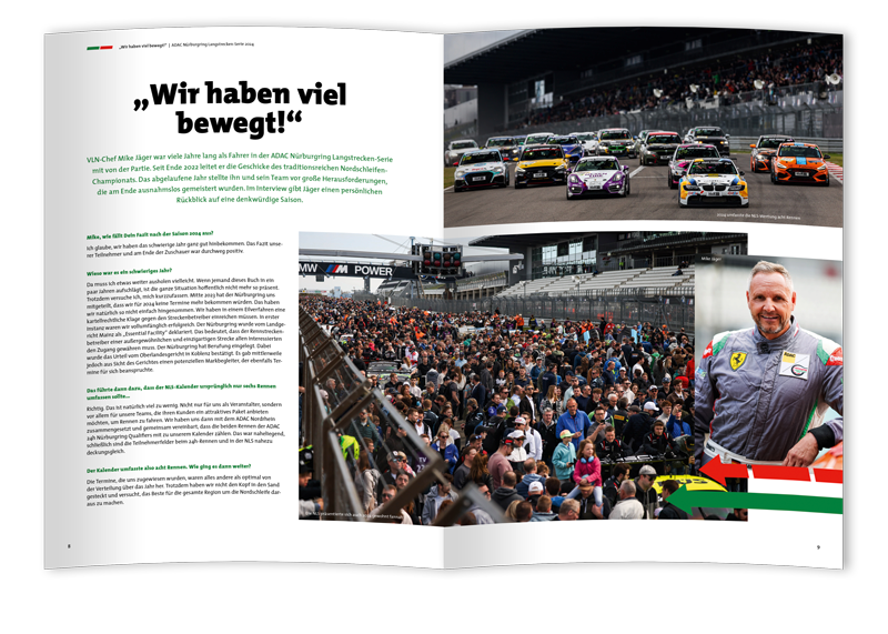 Magazin-Doppelseite mit dem Titel ‚Wir haben viel bewegt!‘, Text über den ADAC Nürburgring Langstrecken-Serie 2024, ein Foto von Rennwagen auf Rennstrecke, ein großes Bild einer Menschenmenge an der Rennstrecke und ein Porträt von VLN-Chef Mike Jäger in Rennanzug.
