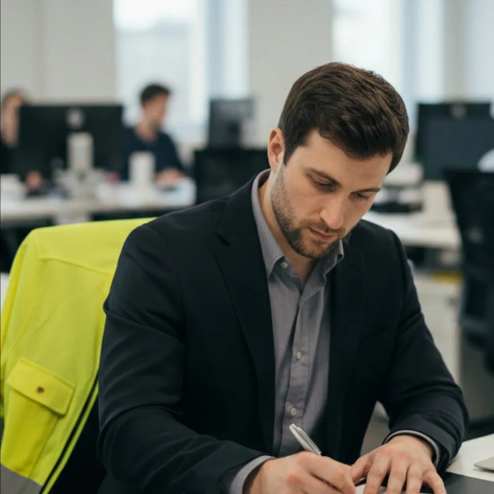 Responsable juridique en bureau gérant des contrats et agréments de sous-traitance avec AddWorking.