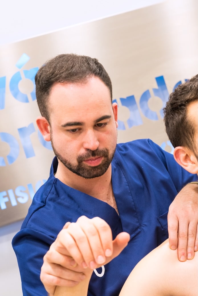 Fisioterapeuta realizando tratamiento de fisioterapia traumatológica en un paciente