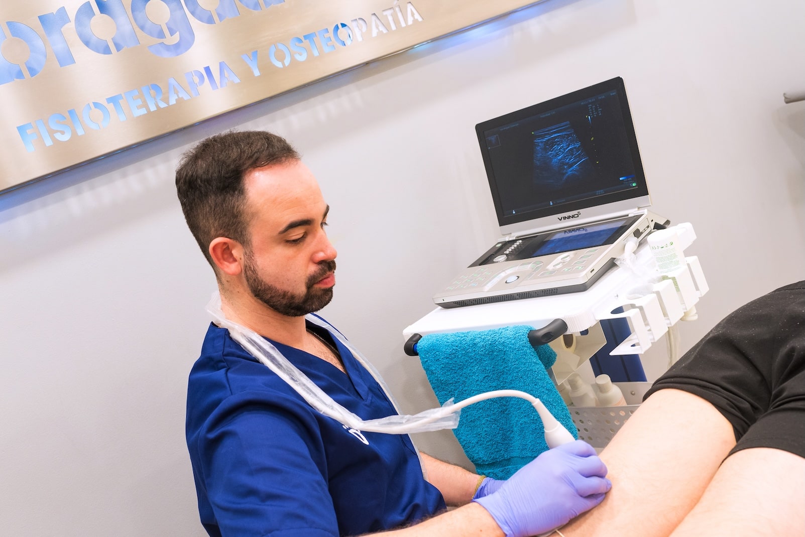 Fisioterapeuta realizando ecografía durante una sesión clínica