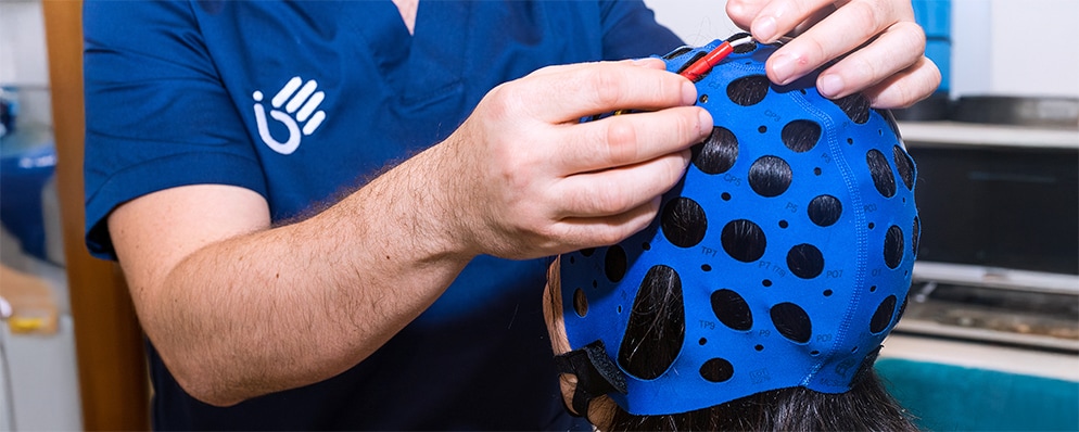 Aplicación de estimulación transcraneal por corriente continua (tDCS) en sesión de fisioterapia neurológica