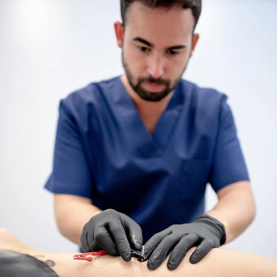Fisioterapeuta aplicando técnica invasiva para el tratamiento del dolor crónico