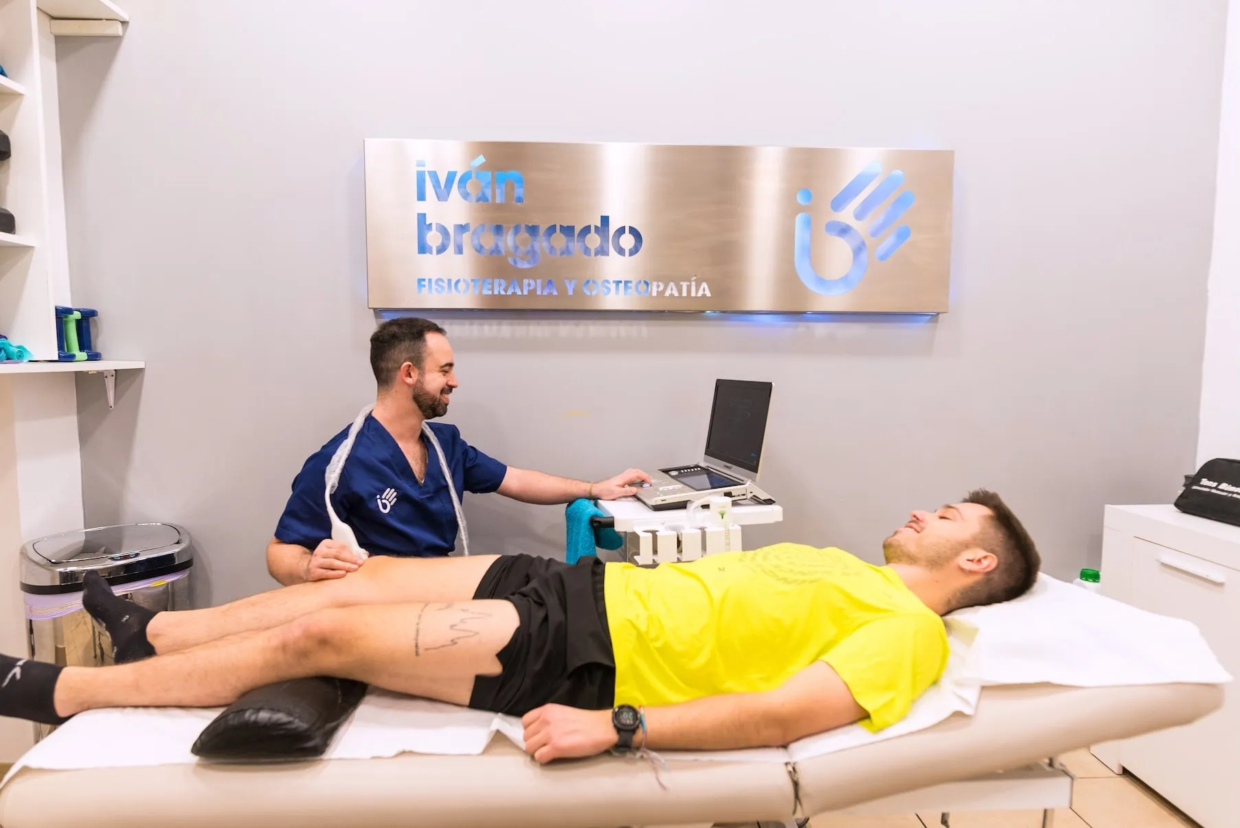 Sesión de fisioterapia deportiva con valoración clínica y seguimiento por ecografía