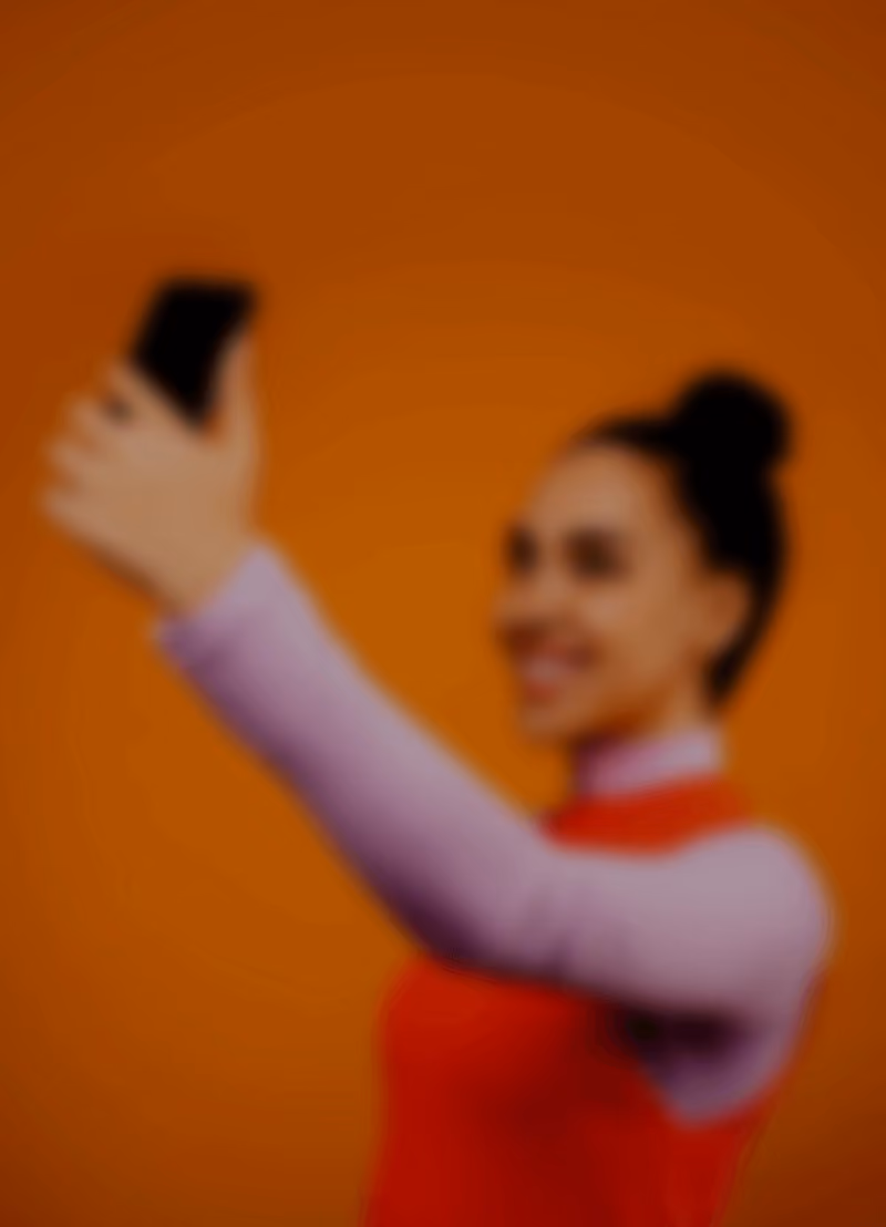 Er gaat geen dag voorbij of we scrollen door Facebook, Instagram of andere TikToks. En of het nu al dan niet door filters komt, daarop zien we heel veel knappe mensen voorbijkomen. Welk effect dat heeft op ons zelfbeeld? Worden we er ijdeler van, of net onzekerder? Prof. dr. Laura Vandenbosch, expert mediaeffecten aan de KU Leuven, doet er onderzoek naar.