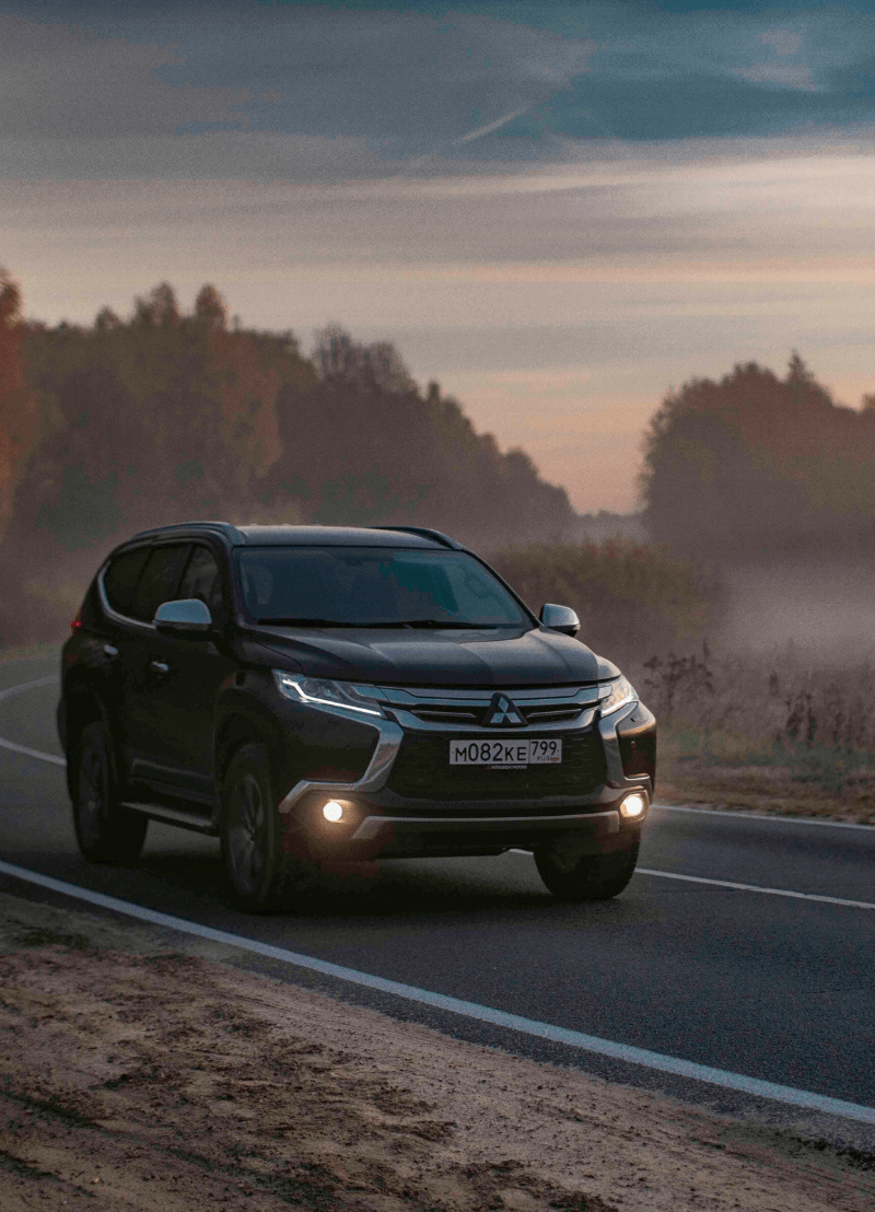 Wie vanaf 2029 een nieuwe auto wil kopen, zal alleen nog maar kunnen kiezen uit elektrische wagens. Dat heeft de regering in 2021 afgeklopt om zo de klimaatdoelstellingen te kunnen halen. Maar hoe haalbaar is dat? Zijn er wel genoeg laadpalen? En is een batterij wel zoveel milieuvriendelijker? Prof. dr. Joeri Van Mierlo is expert in elektrische voertuigen aan de VUB en doet een voorspelling.